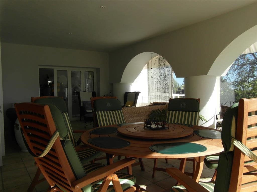 4 bedroom Villa for sale in Benahavis with pool garage - € 1,250,000 (Ref: 2834503)