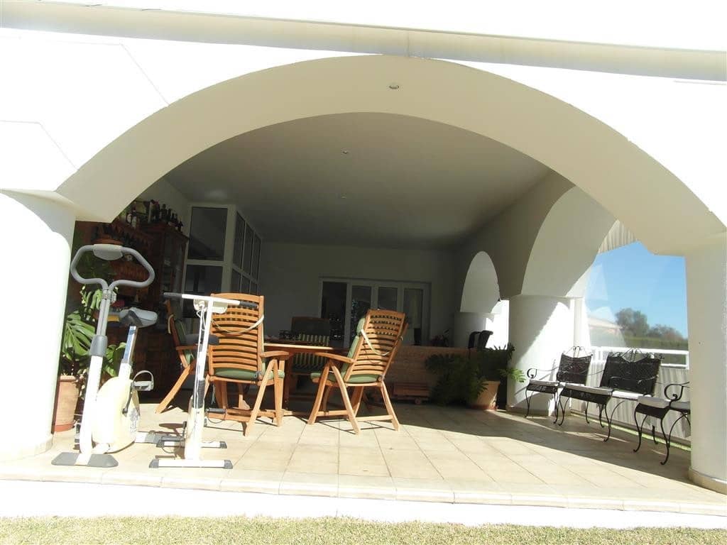 4 bedroom Villa for sale in Benahavis with pool garage - € 1,250,000 (Ref: 2834503)