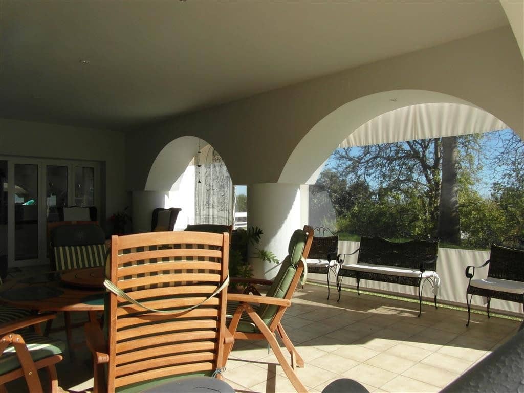 4 bedroom Villa for sale in Benahavis with pool garage - € 1,250,000 (Ref: 2834503)