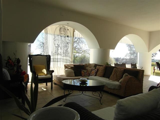 4 bedroom Villa for sale in Benahavís with pool garage - € 1,250,000 (Ref: 2834503)