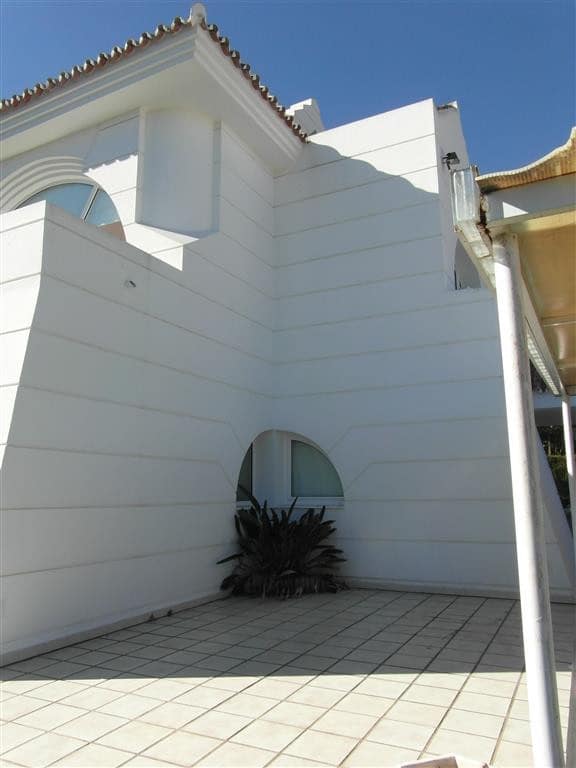 4 bedroom Villa for sale in Benahavis with pool garage - € 1,250,000 (Ref: 2834503)