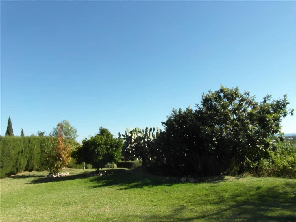 4 bedroom Villa for sale in Benahavis with pool garage - € 1,250,000 (Ref: 2834503)