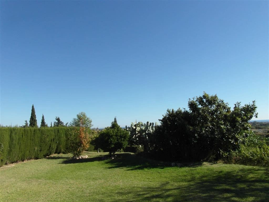 4 bedroom Villa for sale in Benahavis with pool garage - € 1,250,000 (Ref: 2834503)