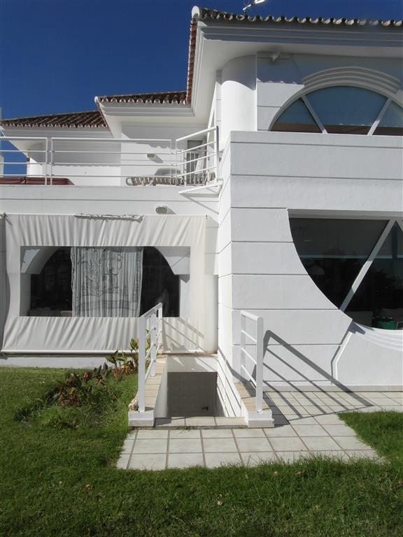 4 bedroom Villa for sale in Benahavis with pool garage - € 1,250,000 (Ref: 2834503)