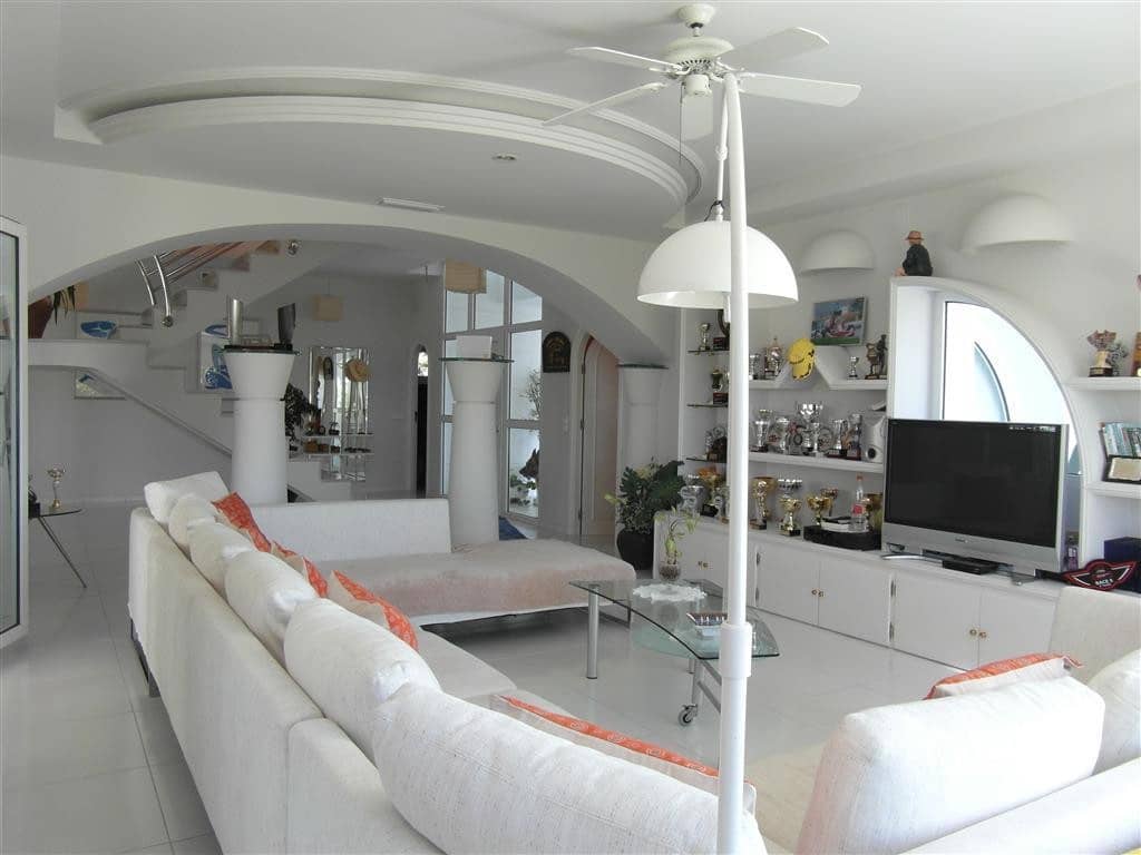 4 bedroom Villa for sale in Benahavis with pool garage - € 1,250,000 (Ref: 2834503)