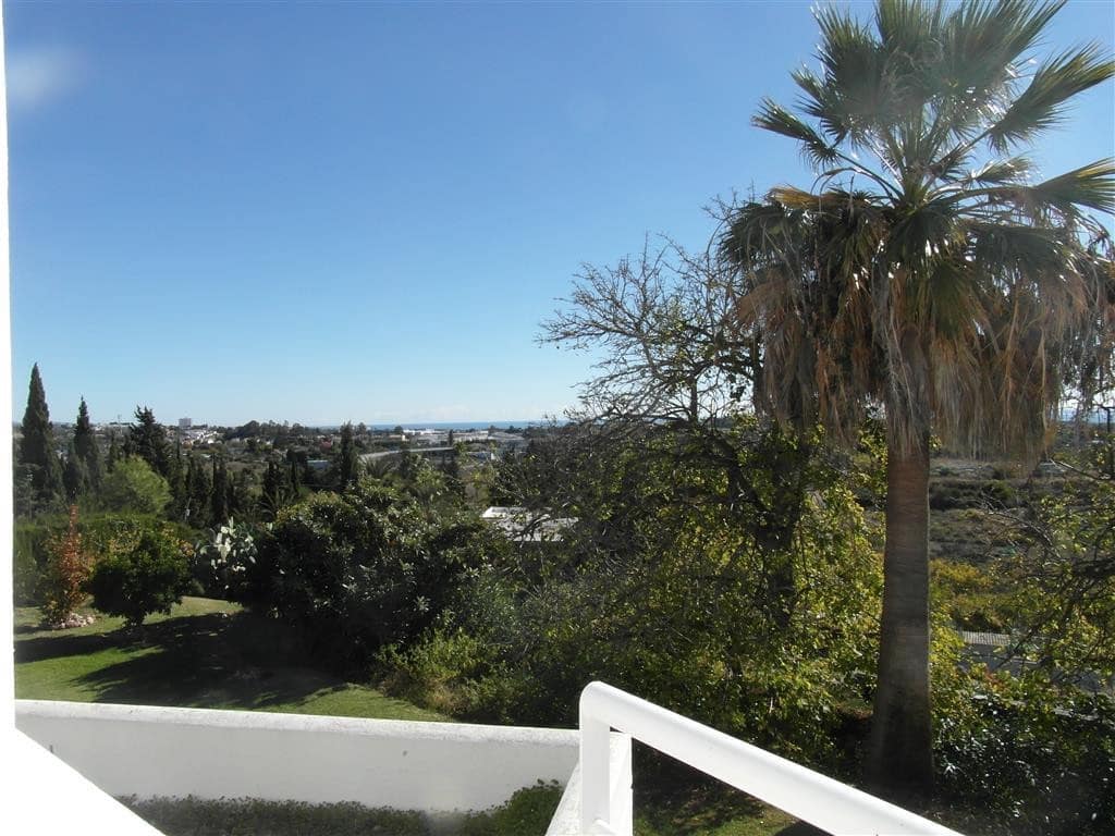 4 bedroom Villa for sale in Benahavis with pool garage - € 1,250,000 (Ref: 2834503)