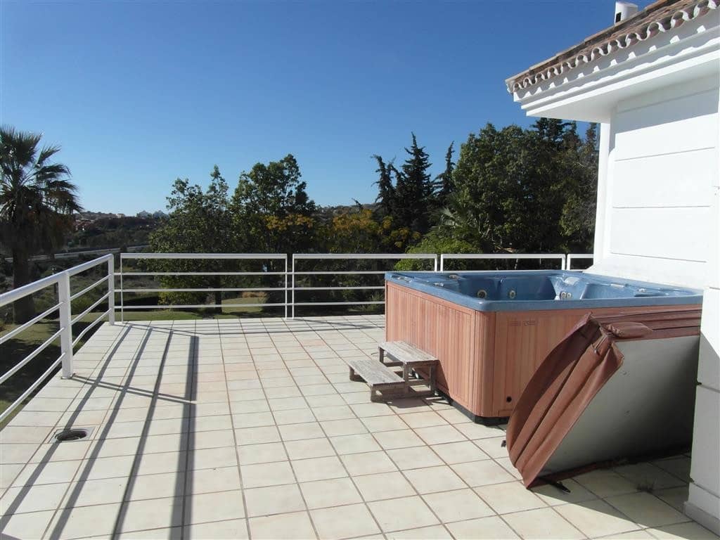 4 bedroom Villa for sale in Benahavis with pool garage - € 1,250,000 (Ref: 2834503)