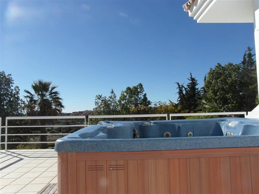 4 bedroom Villa for sale in Benahavis with pool garage - € 1,250,000 (Ref: 2834503)