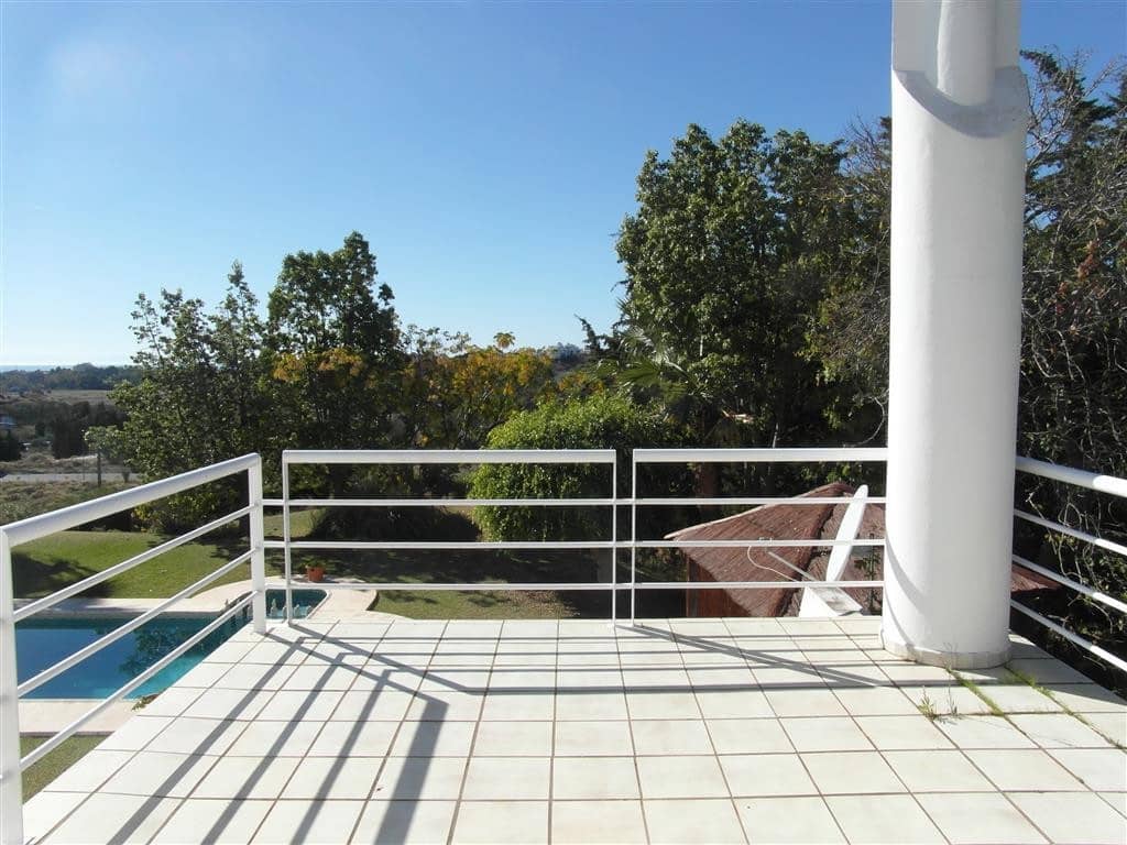 4 bedroom Villa for sale in Benahavis with pool garage - € 1,250,000 (Ref: 2834503)