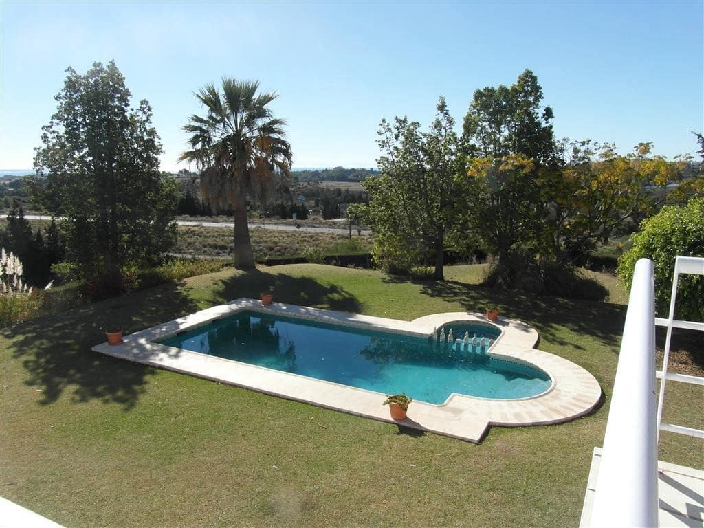 4 bedroom Villa for sale in Benahavis with pool garage - € 1,250,000 (Ref: 2834503)