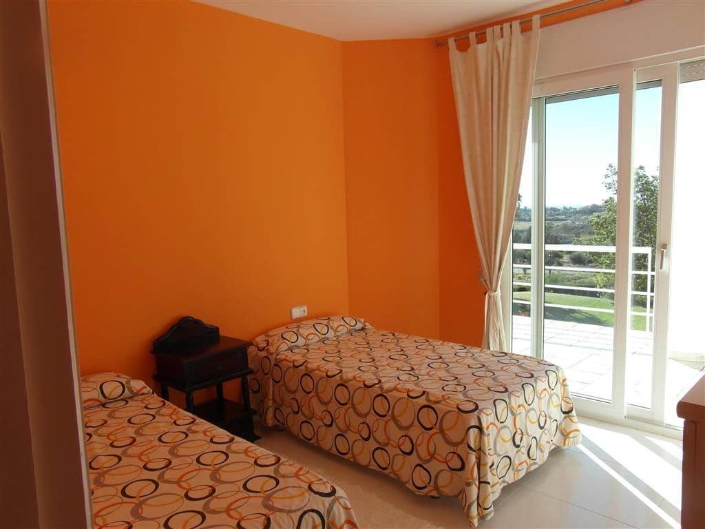 4 bedroom Villa for sale in Benahavis with pool garage - € 1,250,000 (Ref: 2834503)