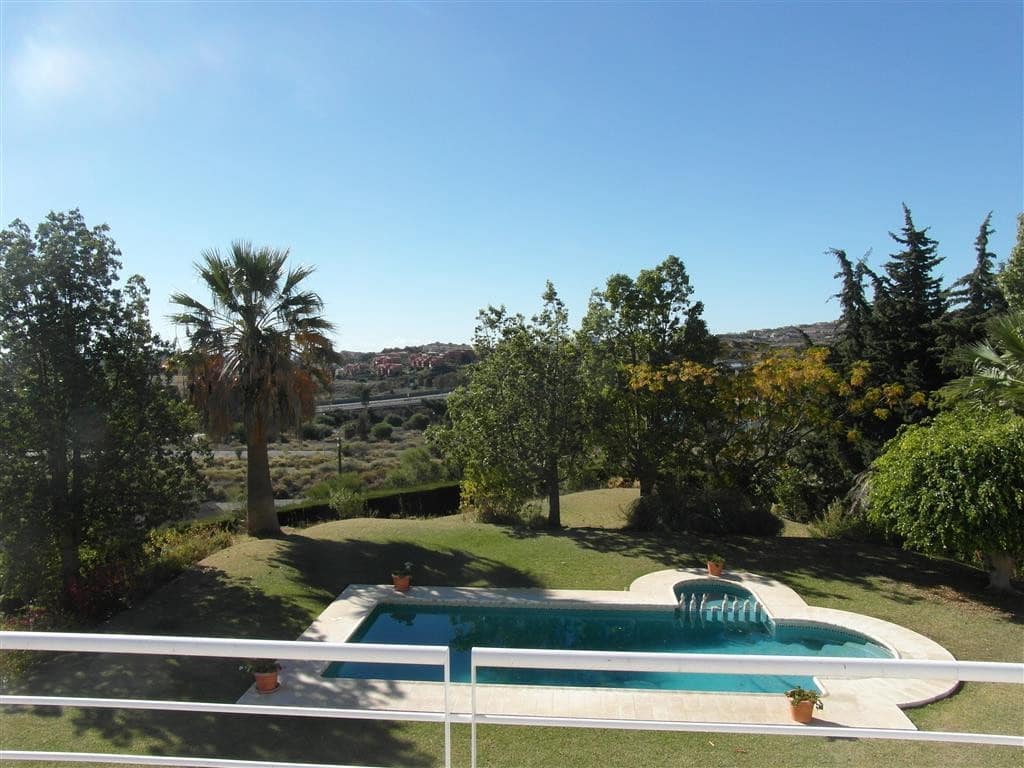 4 bedroom Villa for sale in Benahavis with pool garage - € 1,250,000 (Ref: 2834503)