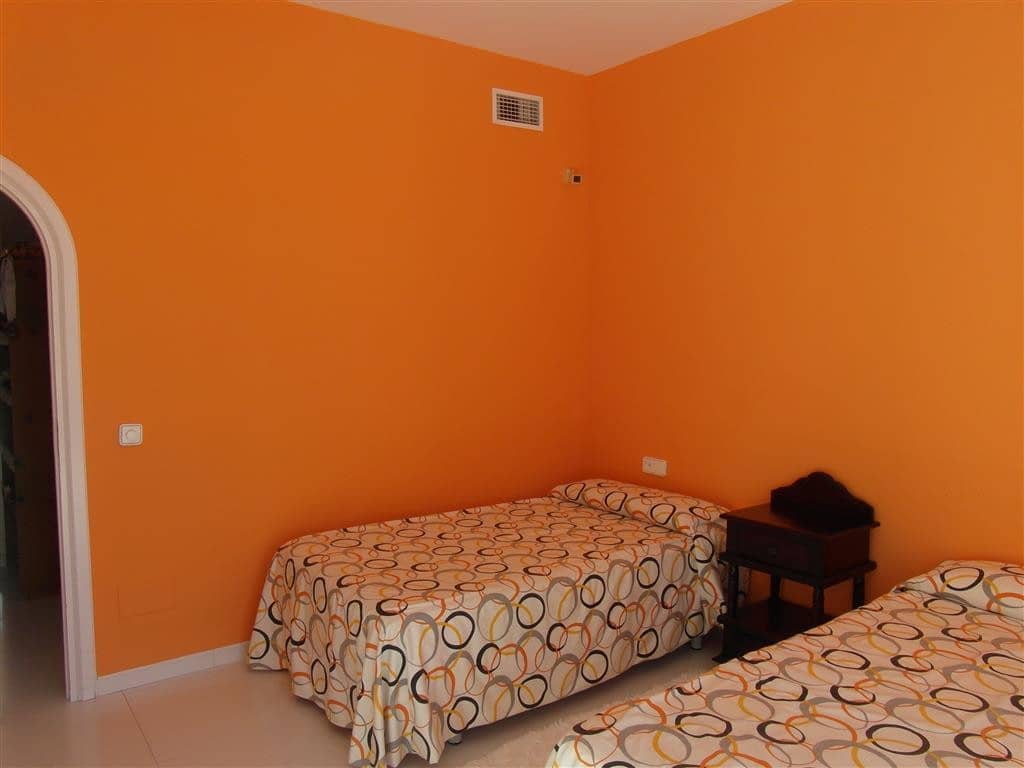 4 bedroom Villa for sale in Benahavis with pool garage - € 1,250,000 (Ref: 2834503)