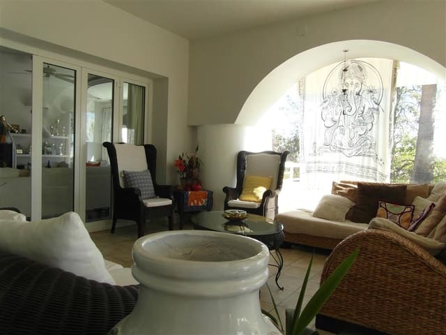 4 bedroom Villa for sale in Benahavís with pool garage - € 1,250,000 (Ref: 2834503)