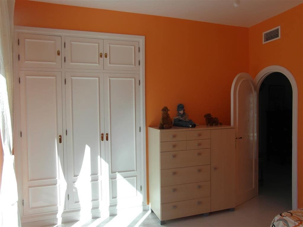 4 bedroom Villa for sale in Benahavis with pool garage - € 1,250,000 (Ref: 2834503)