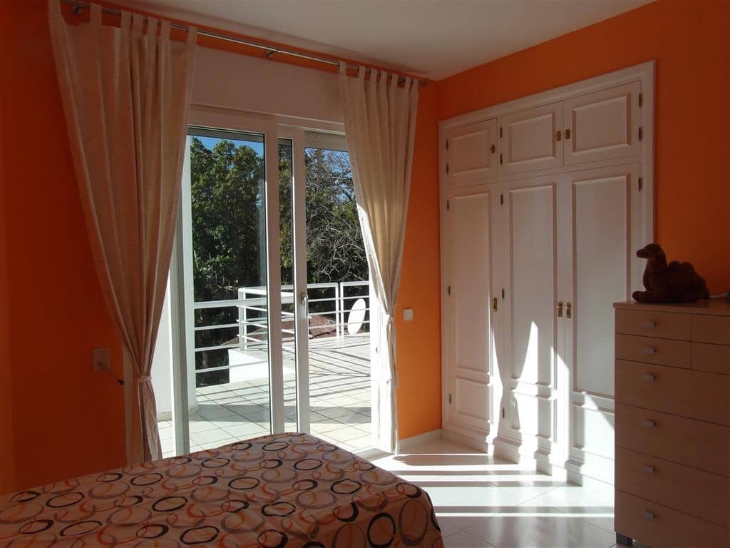 4 bedroom Villa for sale in Benahavis with pool garage - € 1,250,000 (Ref: 2834503)