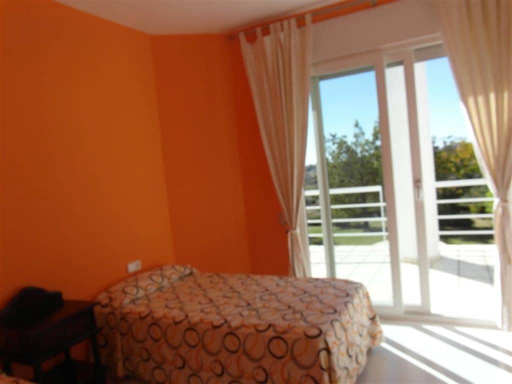 4 bedroom Villa for sale in Benahavis with pool garage - € 1,250,000 (Ref: 2834503)