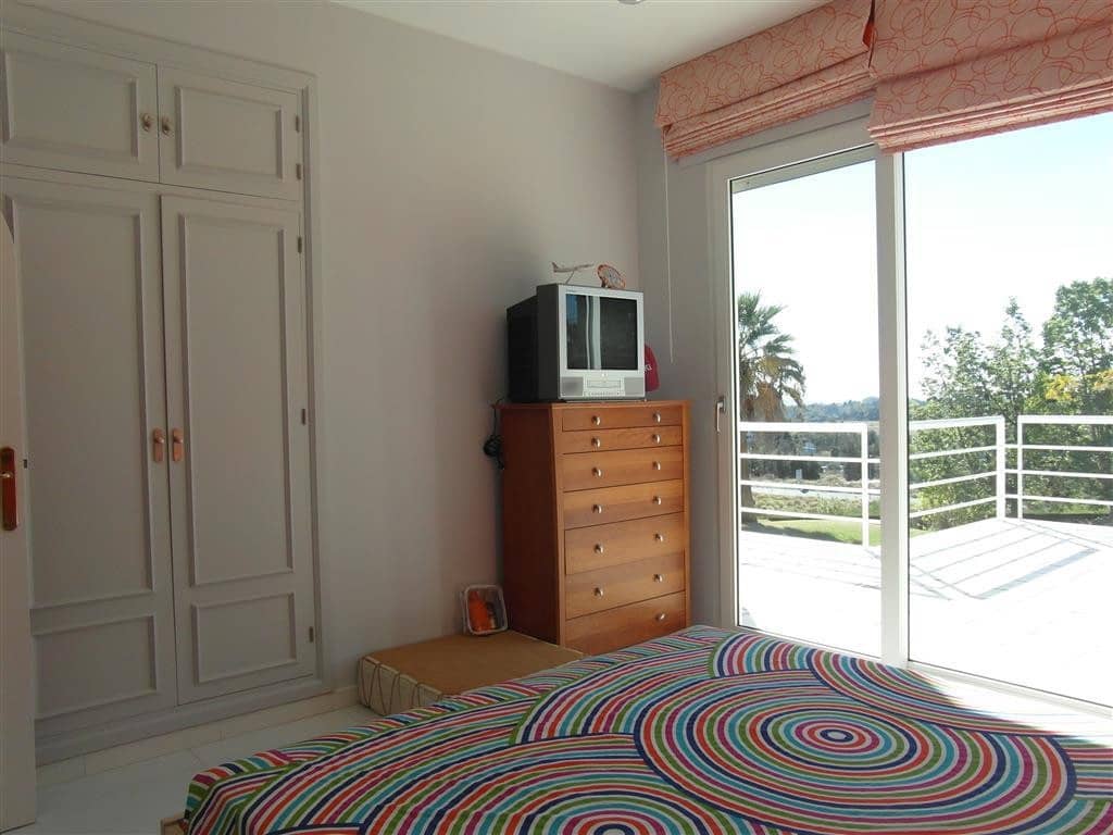 4 bedroom Villa for sale in Benahavis with pool garage - € 1,250,000 (Ref: 2834503)