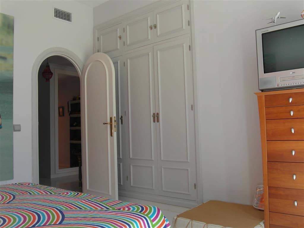 4 bedroom Villa for sale in Benahavis with pool garage - € 1,250,000 (Ref: 2834503)