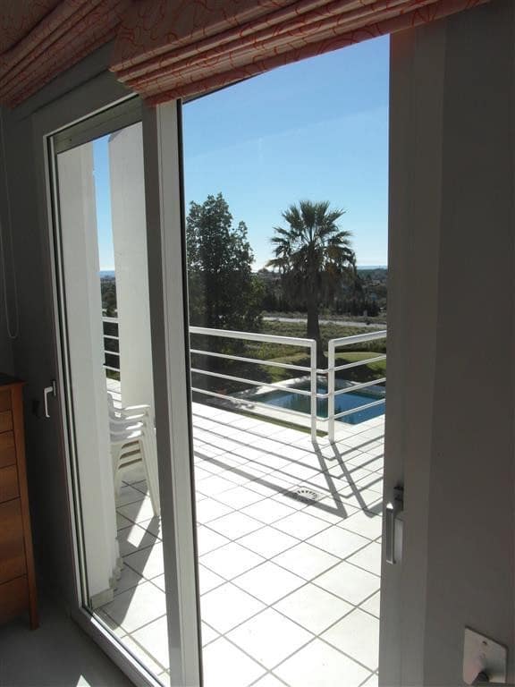 4 bedroom Villa for sale in Benahavis with pool garage - € 1,250,000 (Ref: 2834503)