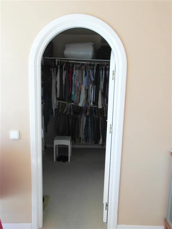 4 bedroom Villa for sale in Benahavis with pool garage - € 1,250,000 (Ref: 2834503)