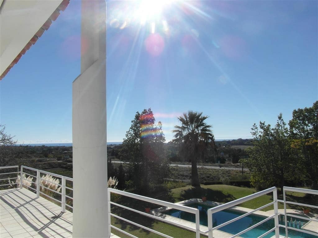 4 bedroom Villa for sale in Benahavis with pool garage - € 1,250,000 (Ref: 2834503)