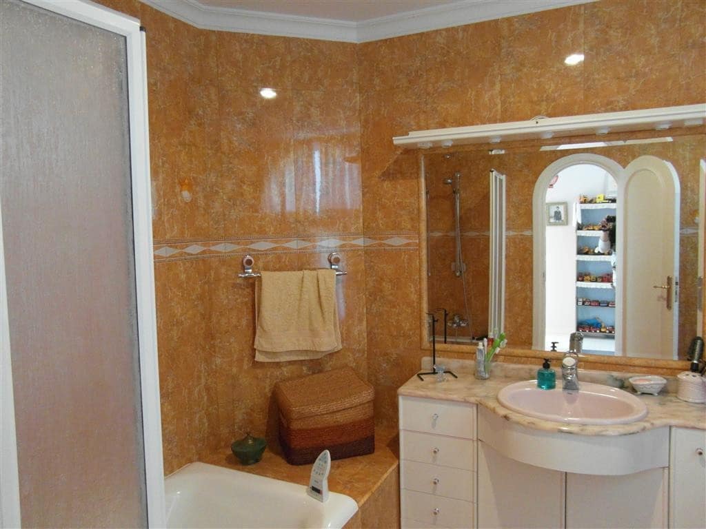 4 bedroom Villa for sale in Benahavis with pool garage - € 1,250,000 (Ref: 2834503)