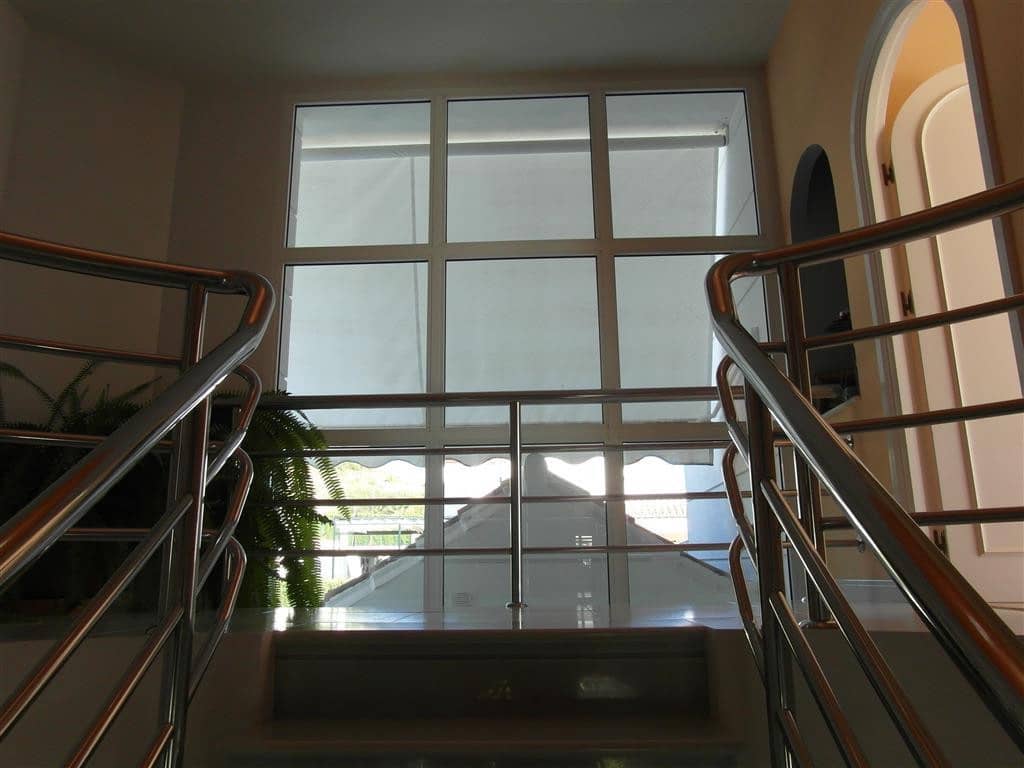 4 bedroom Villa for sale in Benahavis with pool garage - € 1,250,000 (Ref: 2834503)