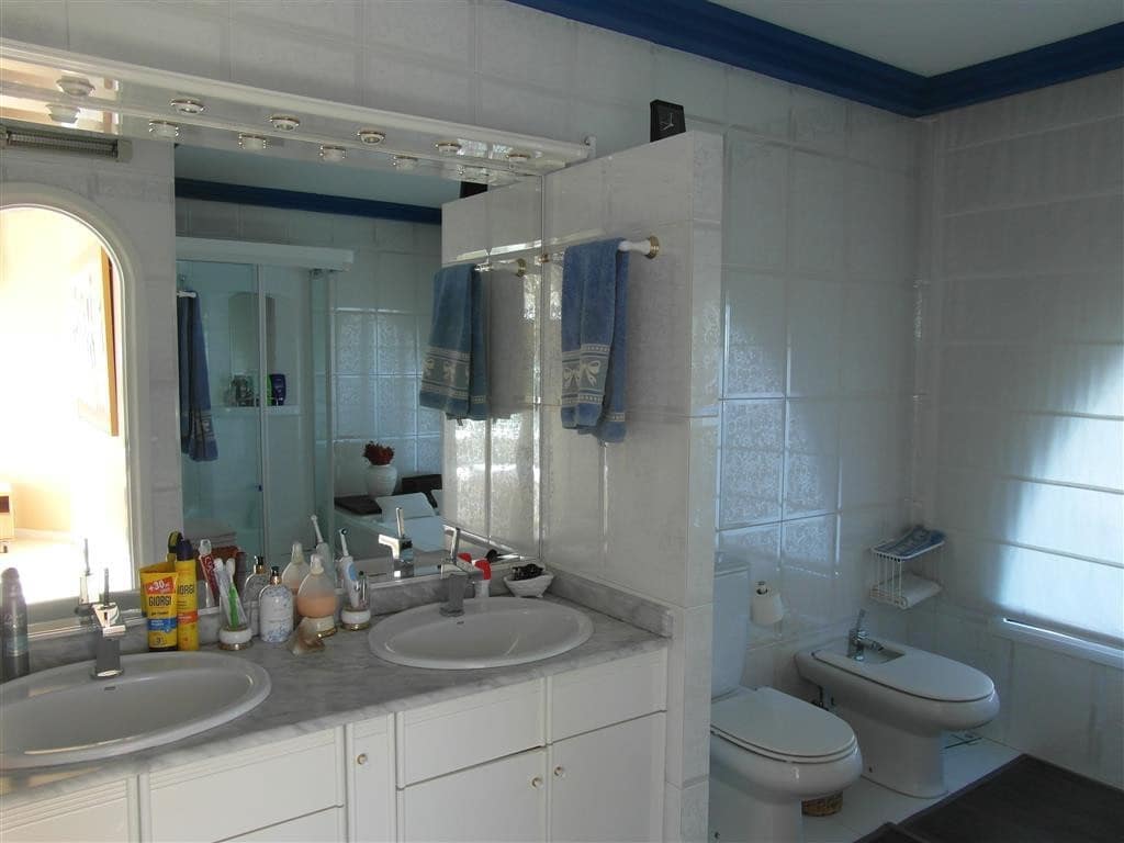 4 bedroom Villa for sale in Benahavis with pool garage - € 1,250,000 (Ref: 2834503)