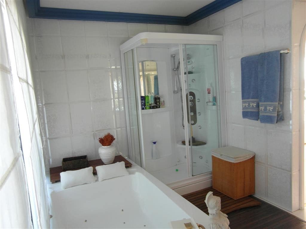 4 bedroom Villa for sale in Benahavis with pool garage - € 1,250,000 (Ref: 2834503)