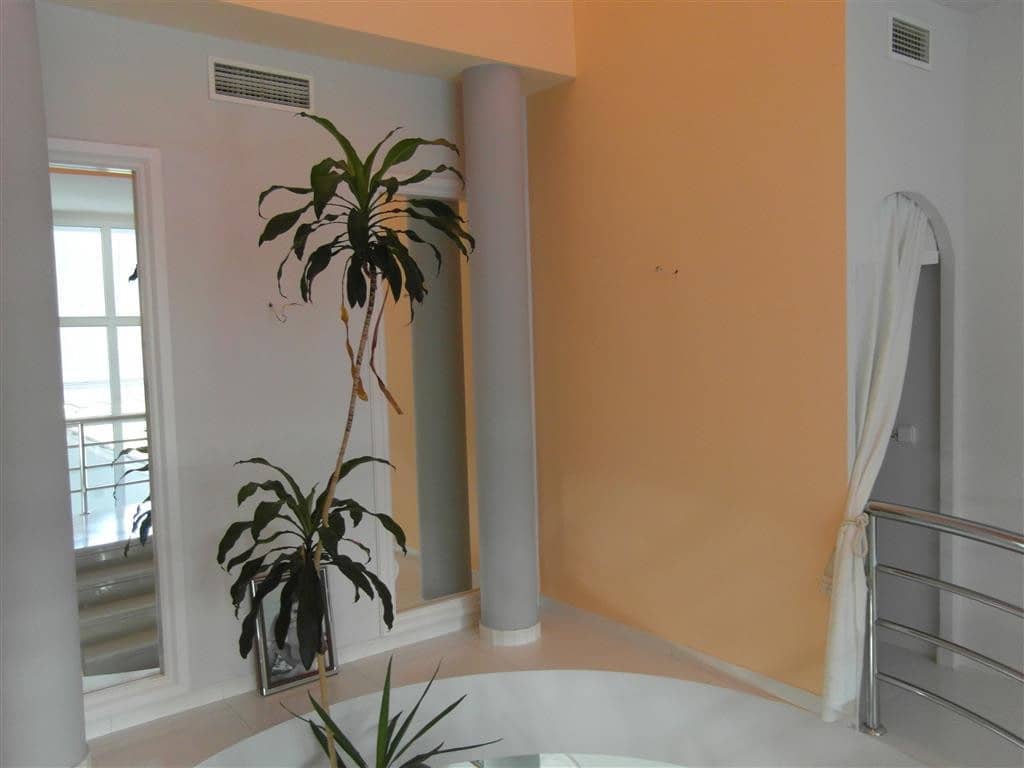 4 bedroom Villa for sale in Benahavis with pool garage - € 1,250,000 (Ref: 2834503)