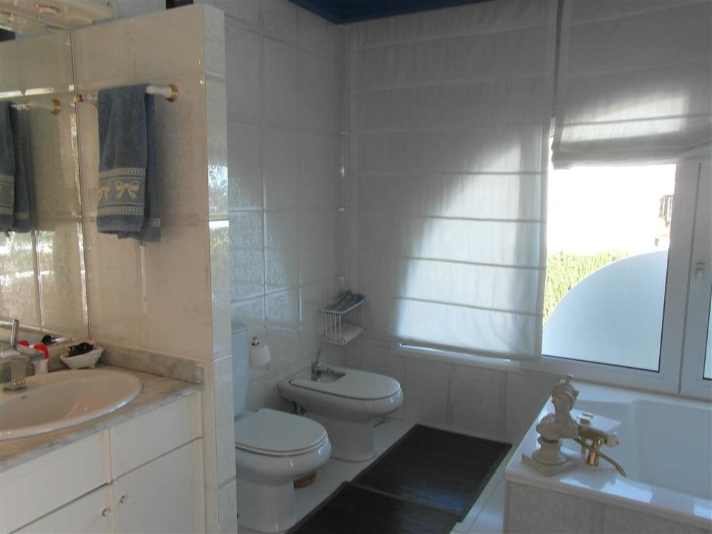 4 bedroom Villa for sale in Benahavis with pool garage - € 1,250,000 (Ref: 2834503)