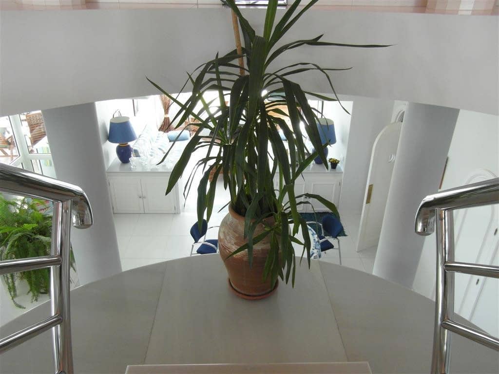 4 bedroom Villa for sale in Benahavis with pool garage - € 1,250,000 (Ref: 2834503)