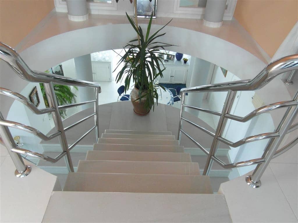 4 bedroom Villa for sale in Benahavis with pool garage - € 1,250,000 (Ref: 2834503)