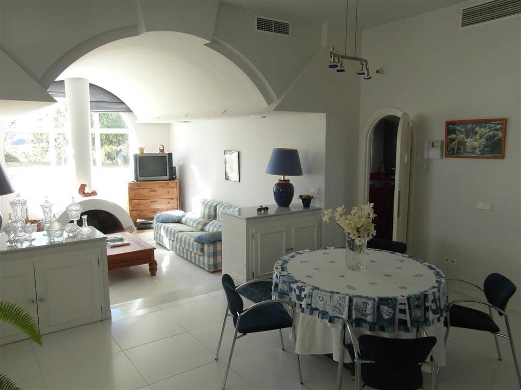 4 bedroom Villa for sale in Benahavis with pool garage - € 1,250,000 (Ref: 2834503)