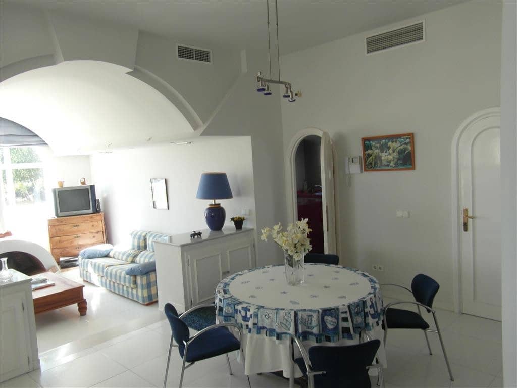 4 bedroom Villa for sale in Benahavis with pool garage - € 1,250,000 (Ref: 2834503)