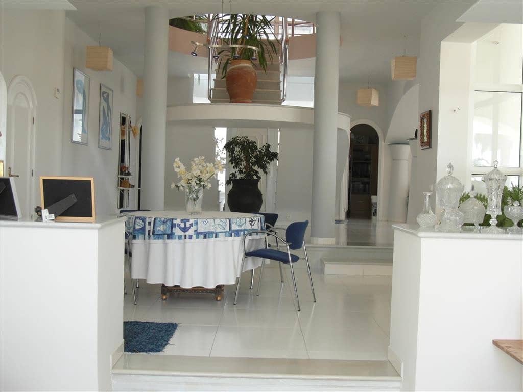 4 bedroom Villa for sale in Benahavis with pool garage - € 1,250,000 (Ref: 2834503)