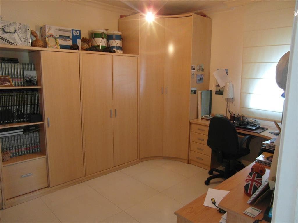 4 bedroom Villa for sale in Benahavis with pool garage - € 1,250,000 (Ref: 2834503)