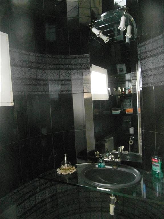 4 bedroom Villa for sale in Benahavis with pool garage - € 1,250,000 (Ref: 2834503)