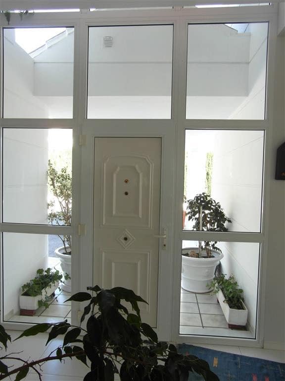 4 bedroom Villa for sale in Benahavis with pool garage - € 1,250,000 (Ref: 2834503)