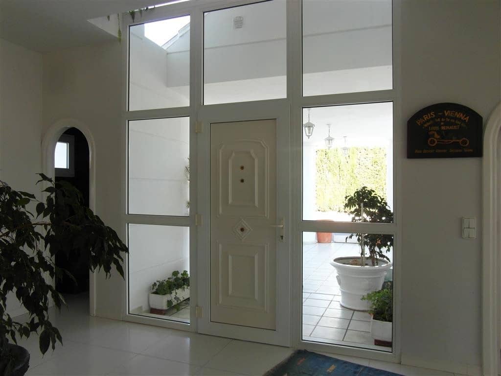 4 bedroom Villa for sale in Benahavis with pool garage - € 1,250,000 (Ref: 2834503)