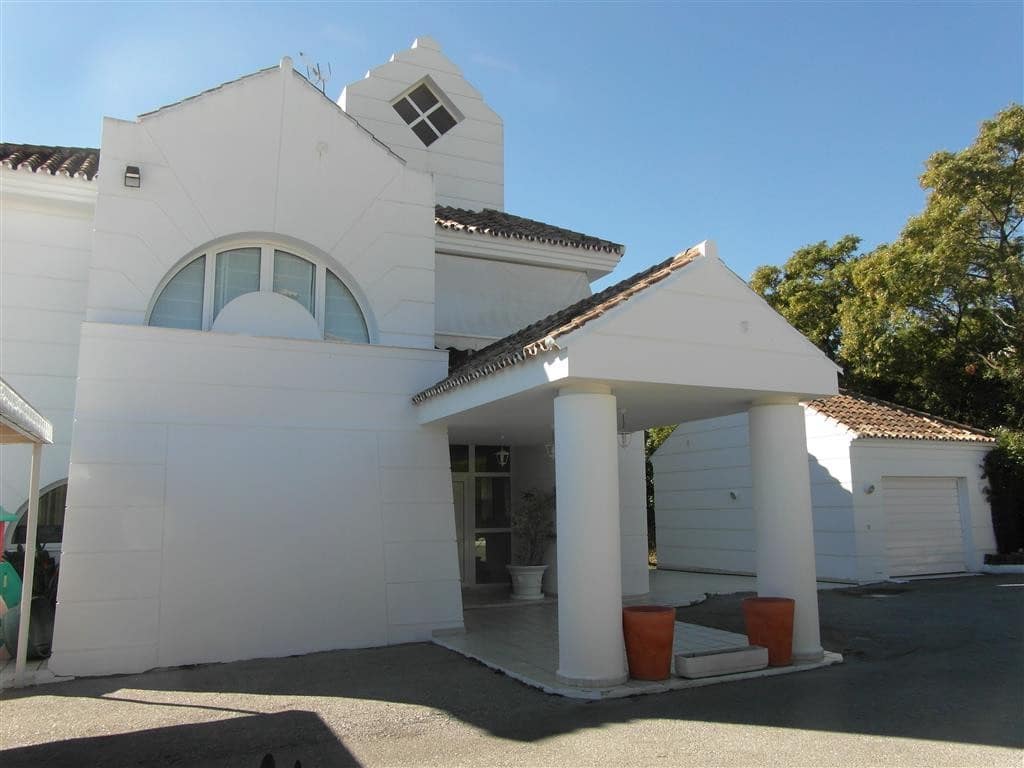 4 bedroom Villa for sale in Benahavis with pool garage - € 1,250,000 (Ref: 2834503)