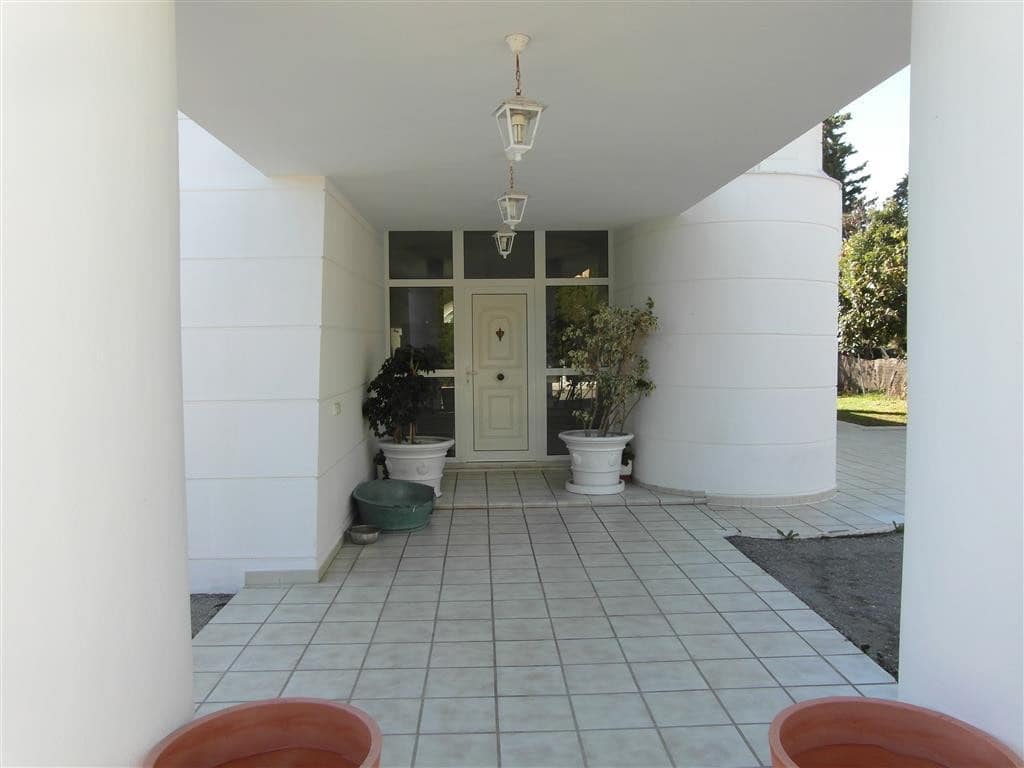 4 bedroom Villa for sale in Benahavis with pool garage - € 1,250,000 (Ref: 2834503)