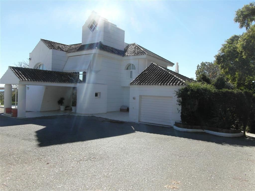 4 bedroom Villa for sale in Benahavis with pool garage - € 1,250,000 (Ref: 2834503)