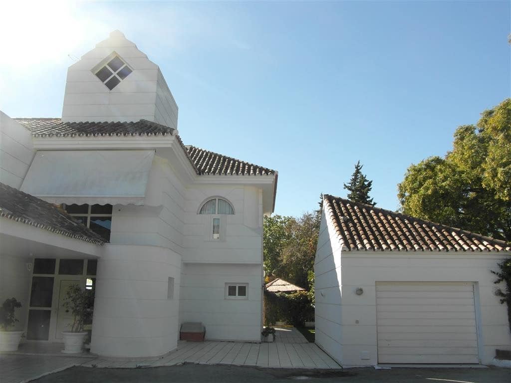 4 bedroom Villa for sale in Benahavis with pool garage - € 1,250,000 (Ref: 2834503)