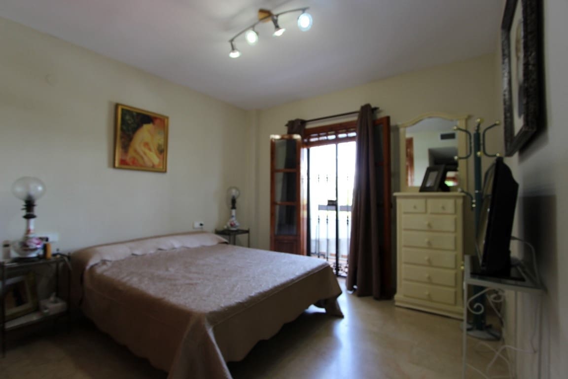 2 Zimmer Apartment zu verkaufen in Estepona mit Pool Garage - 270.000 € (Ref: 3714059)