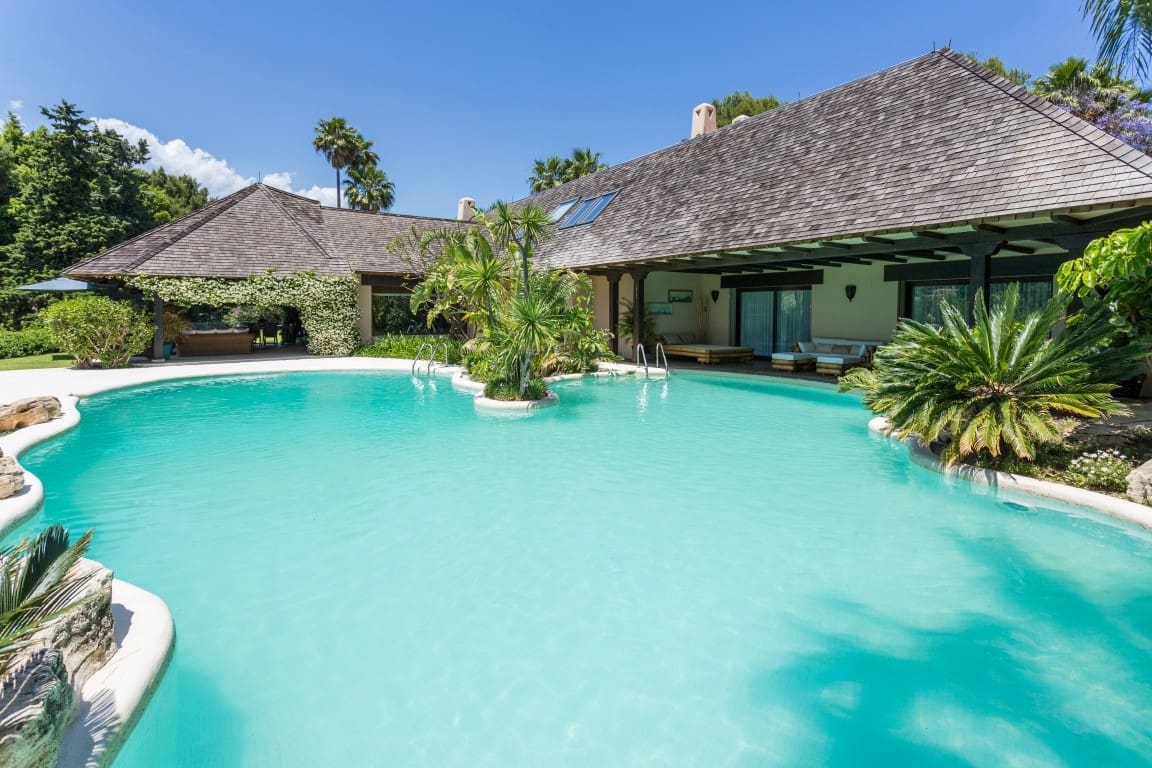 6 bedroom Villa for sale in Rio Real with pool garage - € 3,500,000 (Ref: 6544792)