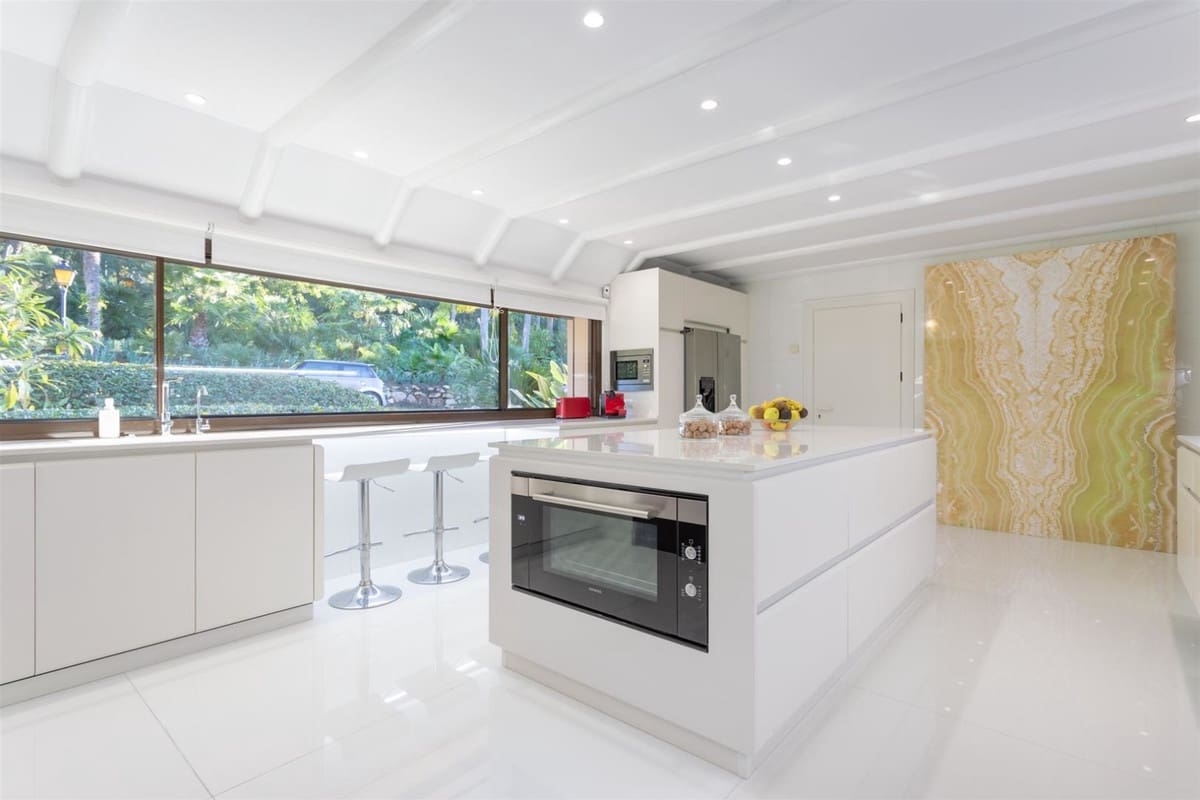 6 bedroom Villa for sale in Rio Real with pool garage - € 3,500,000 (Ref: 6544792)