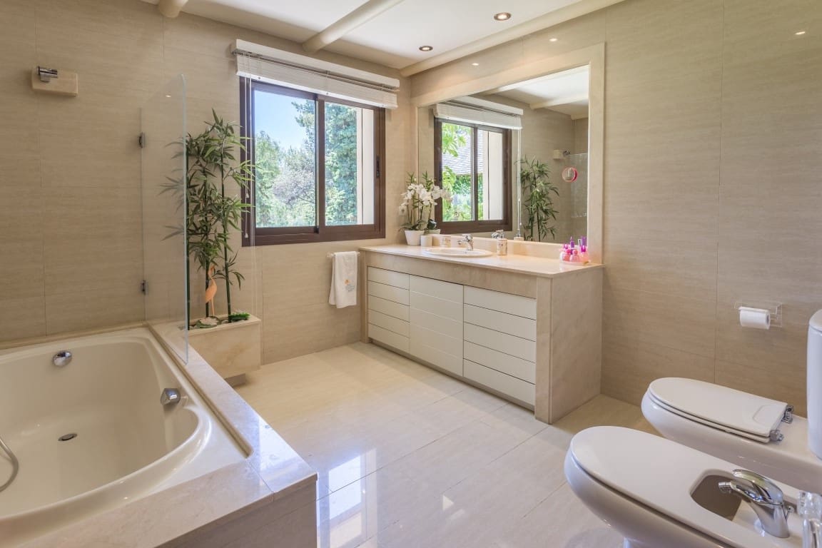 6 bedroom Villa for sale in Rio Real with pool garage - € 3,500,000 (Ref: 6544792)