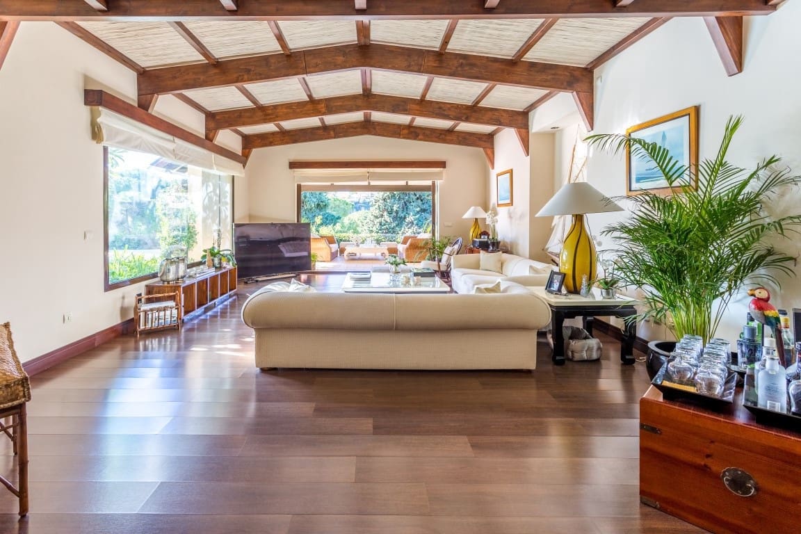 6 bedroom Villa for sale in Rio Real with pool garage - € 3,500,000 (Ref: 6544792)